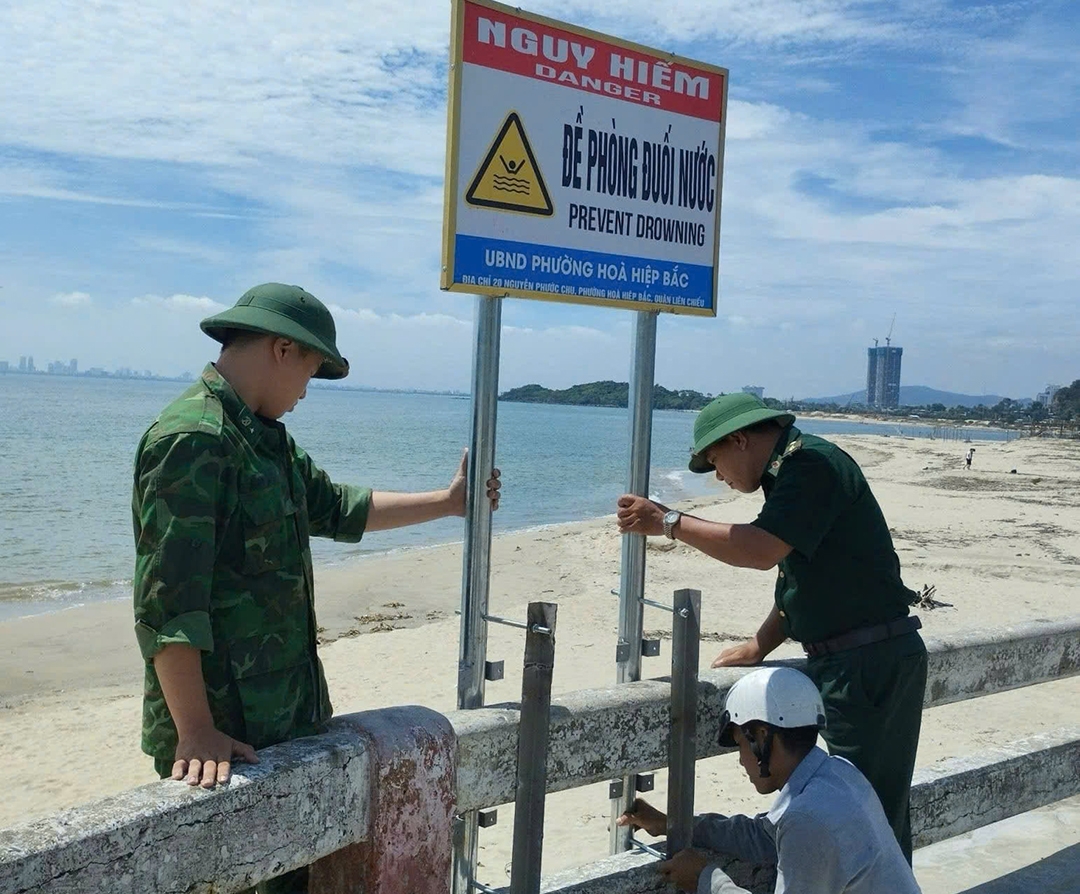 Bộ đội Biên phòng Đà Nẵng cứu sống 2 cậu, cháu bị đuối nước khi tắm biển
